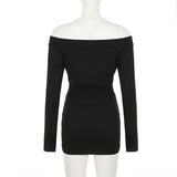 Mini-robe froncée à épaules dénudées et manches longues avec perles 