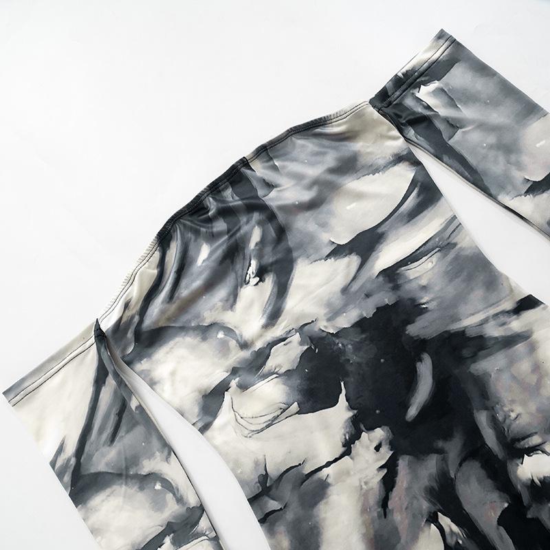 Vestido mini de manga larga con estampado tie dye y hombros descubiertos 