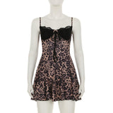 Vestido mini de tirantes con estampado de leopardo y dobladillo de encaje con escote en V 