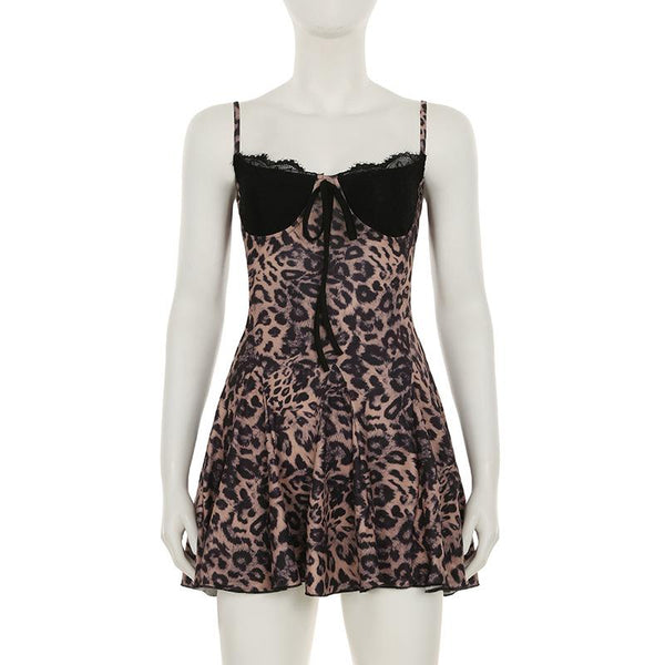 Mini-robe camisole à imprimé léopard avec col en V et ourlet en dentelle 