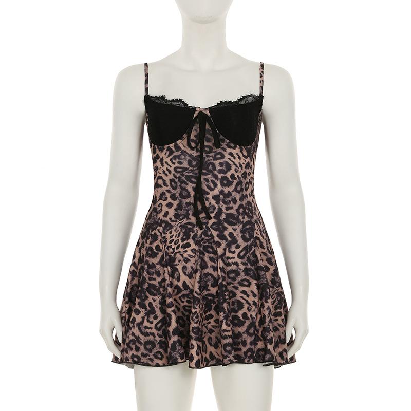 Vestido mini de tirantes con estampado de leopardo y dobladillo de encaje con escote en V 