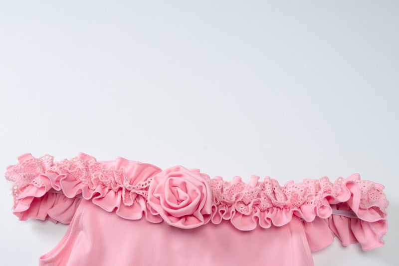 Vestido mini fruncido con volantes y apliques de flores en los hombros 