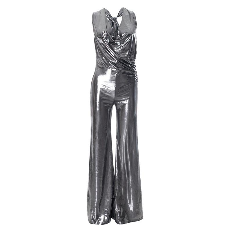 Mono con cuello halter fruncido y lazo metálico 