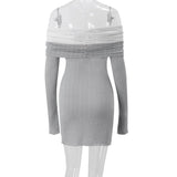 Vestido mini con textura fruncida, manga larga y hombros descubiertos 