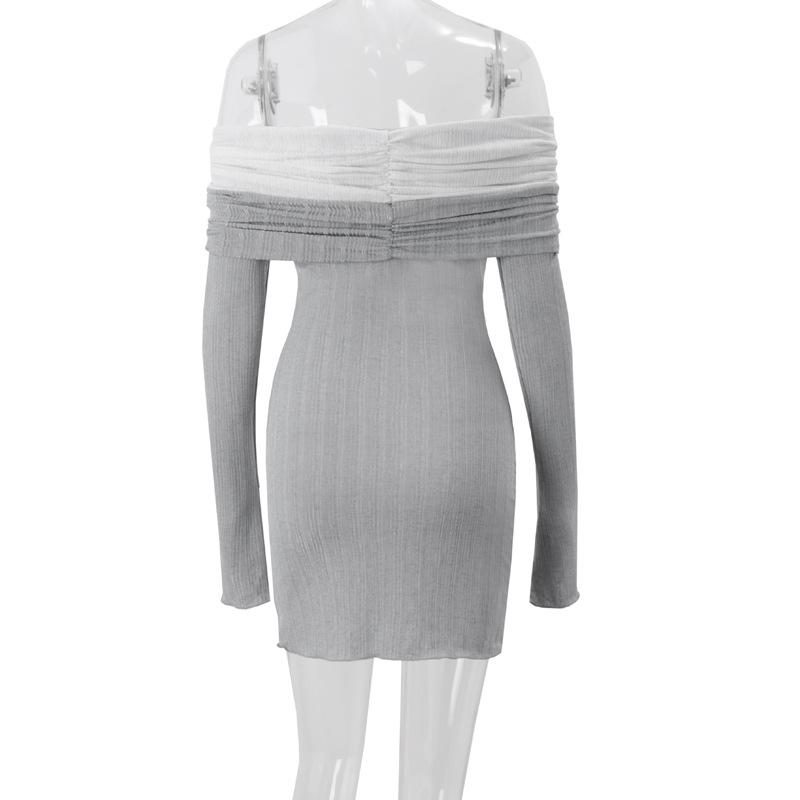 Vestido mini con textura fruncida, manga larga y hombros descubiertos 