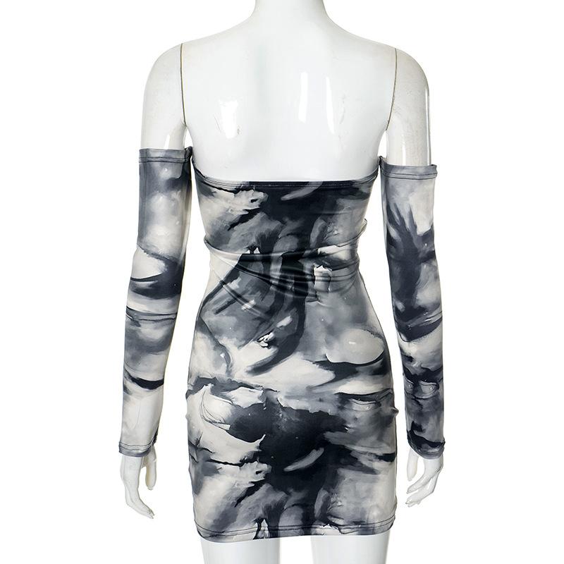 Vestido mini de manga larga con estampado tie dye y hombros descubiertos 