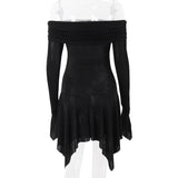 Mini-robe froncée à manches longues évasées et épaules dénudées 