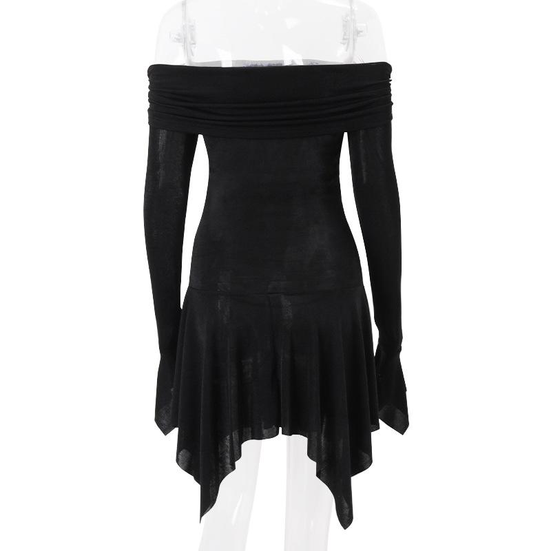 Mini-robe froncée à manches longues évasées et épaules dénudées 
