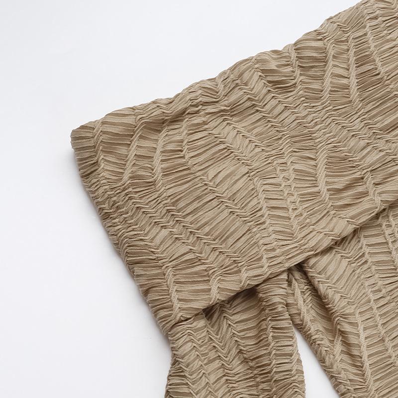 Robe midi texturée fendue à manches longues évasées et épaules dénudées 
