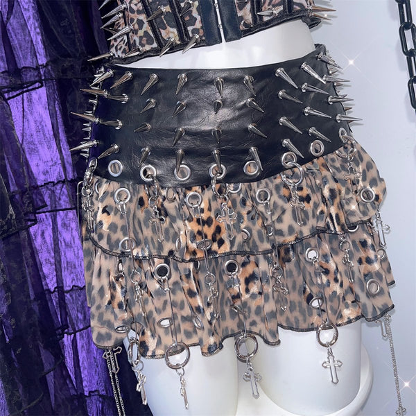 Mini-jupe en mousseline de soie à lacets avec chaîne en métal et rivets appliqués 