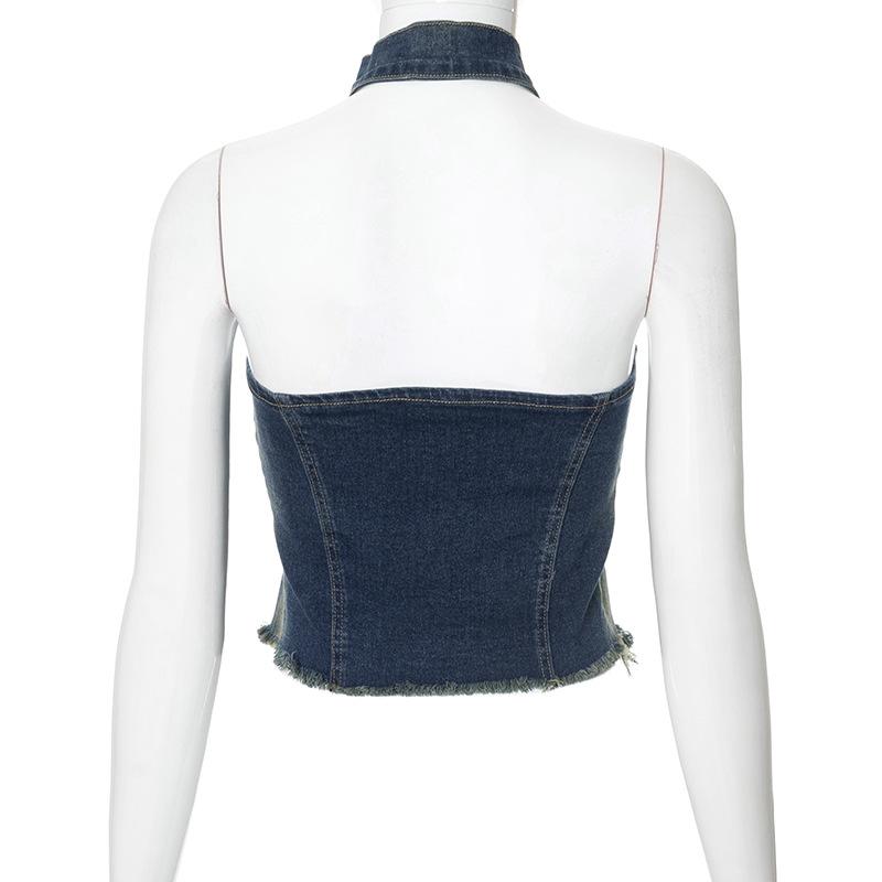 Top vaquero con cuello halter, cremallera, abertura, hebilla y dobladillo sin rematar 
