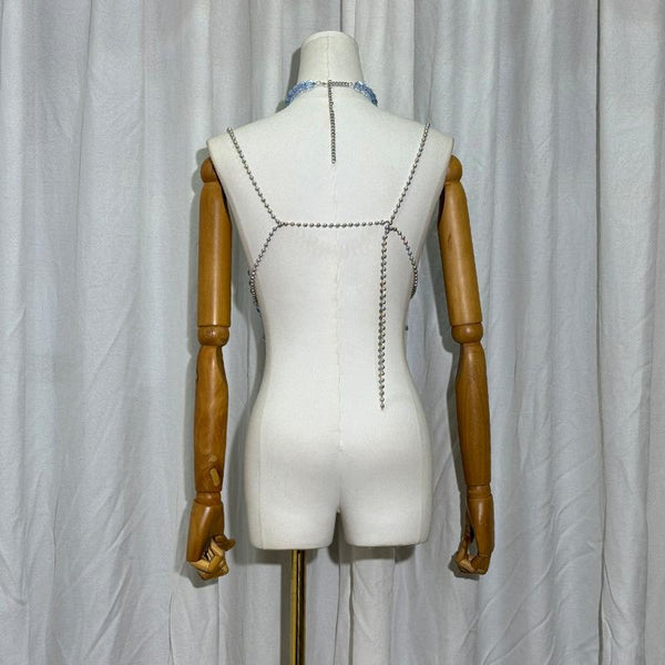 Top de tirantes con apliques de flores calados y cuentas estilo halter 