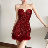 Vestido mini de tubo con escote en forma de corazón y plumas brillantes 