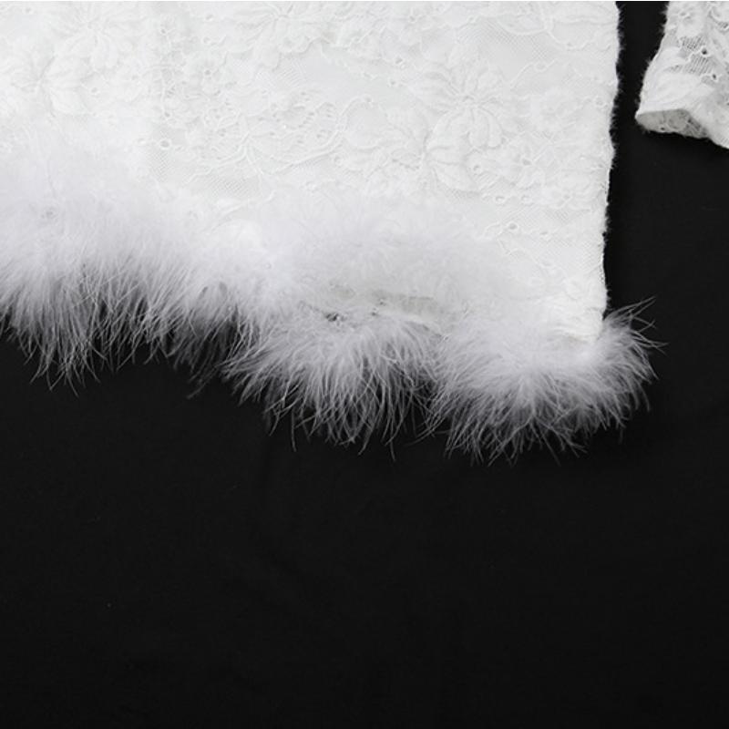 Vestido mini de encaje de plumas con mangas acampanadas y hombros descubiertos 