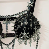Top de tirantes con hebilla y aplique de calavera con remaches de cadena de metal 