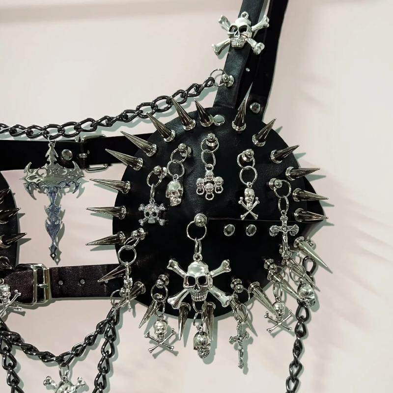 Top de tirantes con hebilla y aplique de calavera con remaches de cadena de metal 