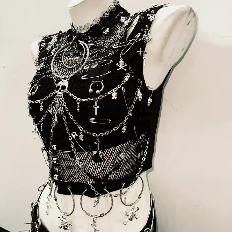 Ensemble mini-jupe zippée avec chaîne en métal et anneau en O et applique tête de mort 
