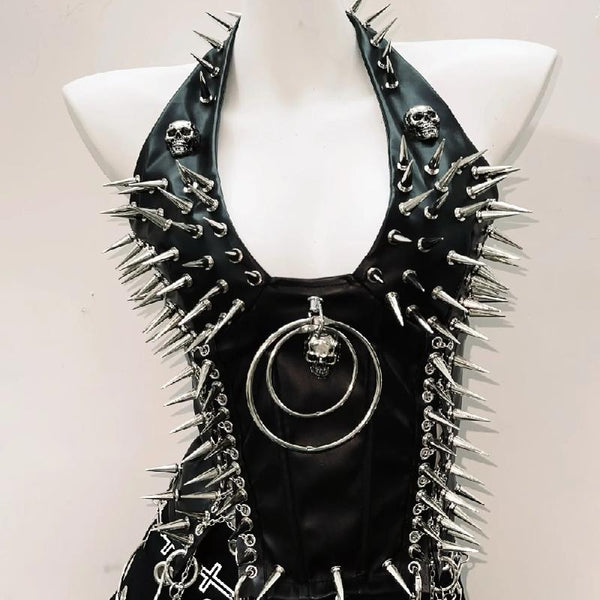 Ensemble mini-jupe plissée en cuir PU avec rivets et anneau licou 