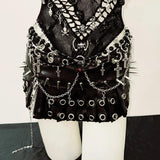 Conjunto de minifalda con cuello halter, aberturas y cuentas con cremallera 