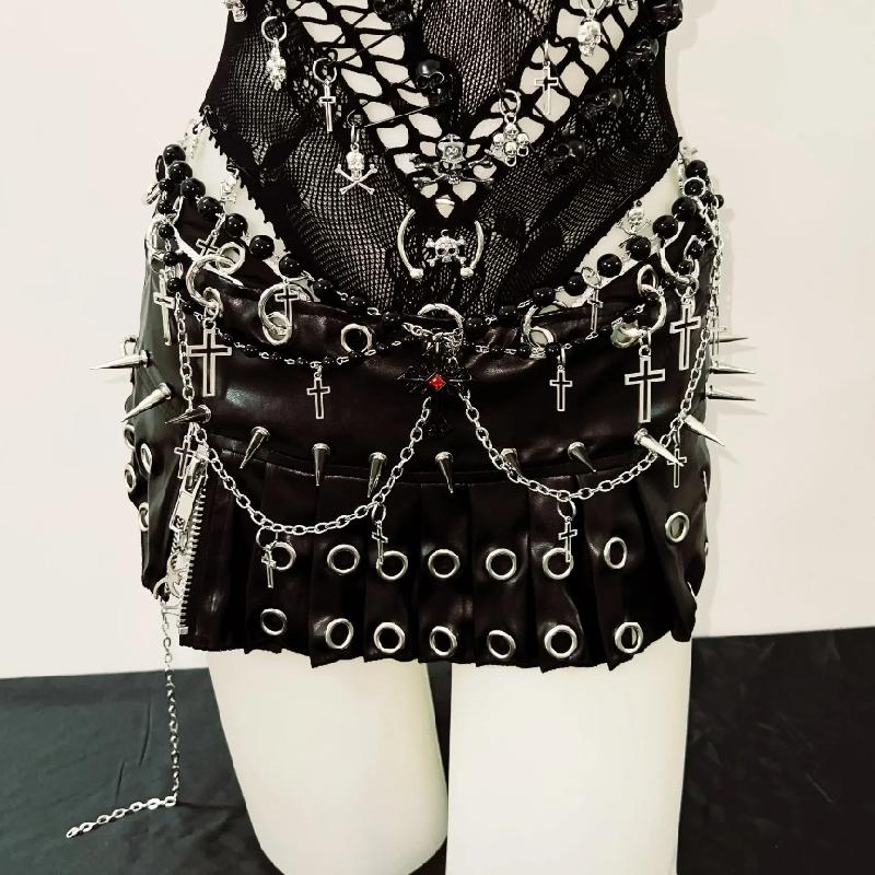 Conjunto de minifalda con cuello halter, aberturas y cuentas con cremallera 
