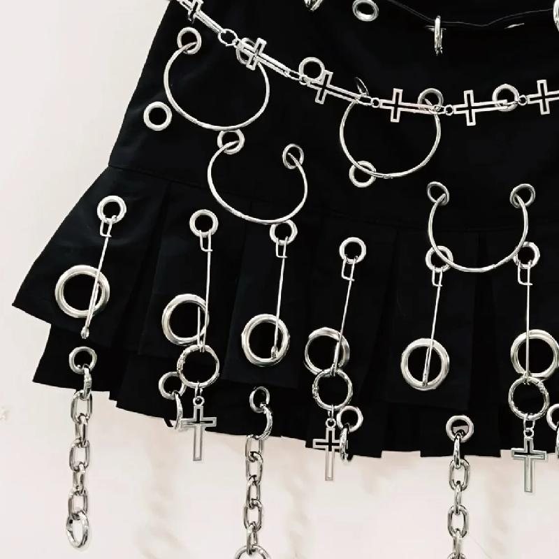 Ensemble mini-jupe plissée en cuir PU avec rivets et anneau licou 