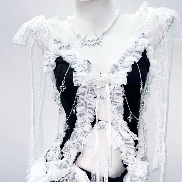 Ensemble mini-jupe à ourlet en dentelle avec nœud papillon et applique tête de mort 
