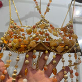 Top de tirantes con cuello halter, cuentas y cadena de metal hueca 