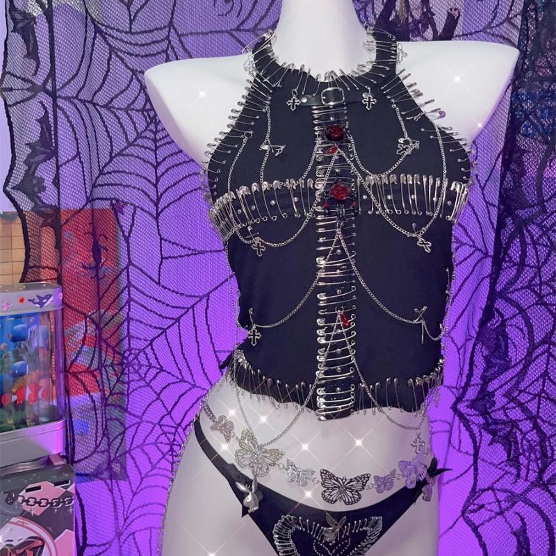 Top de cuello redondo calado con aplique de flor y broche de cadena de metal 
