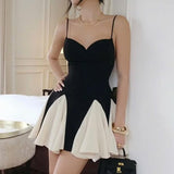 Mini-robe camisole dos nu contrastée à volants et col en V 