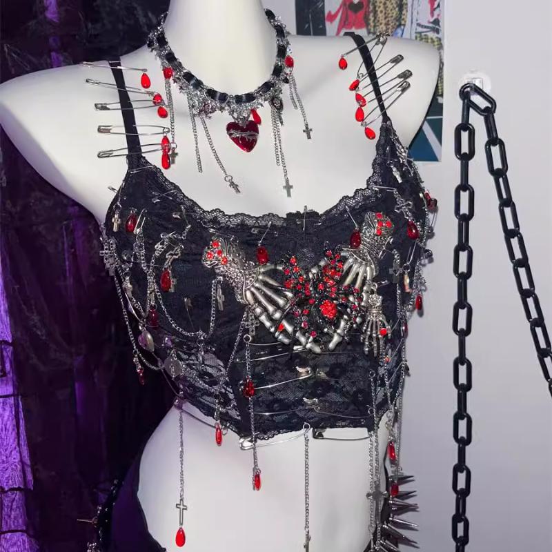 Haut camisole à ourlet en dentelle et chaîne en métal, col en U, appliqué tête de mort et griffes 