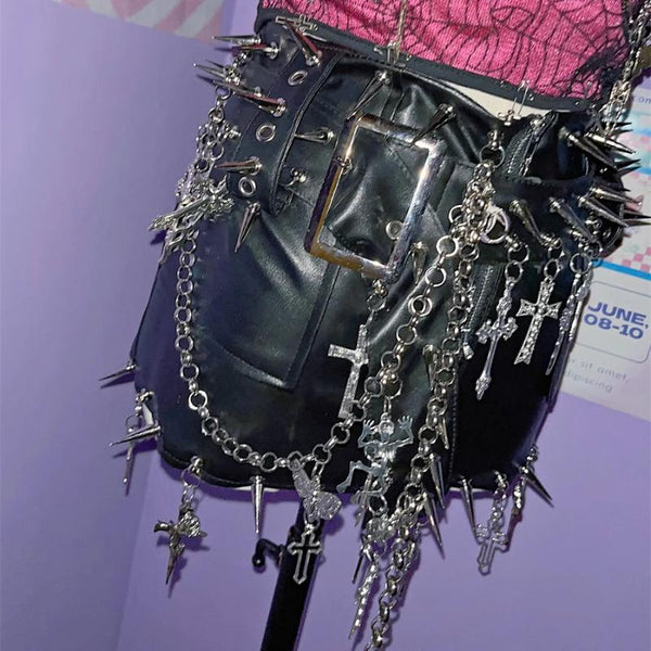 Minifalda con cremallera y apliques de remaches de cuero sintético con cadena de metal 