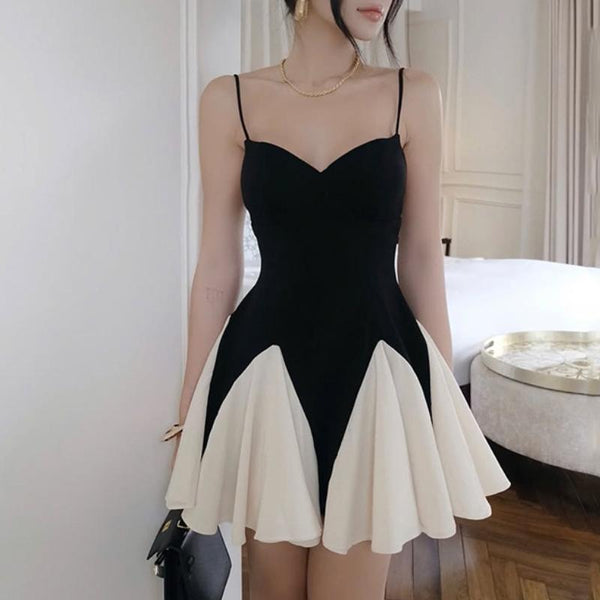 Mini-robe camisole dos nu contrastée à volants et col en V 