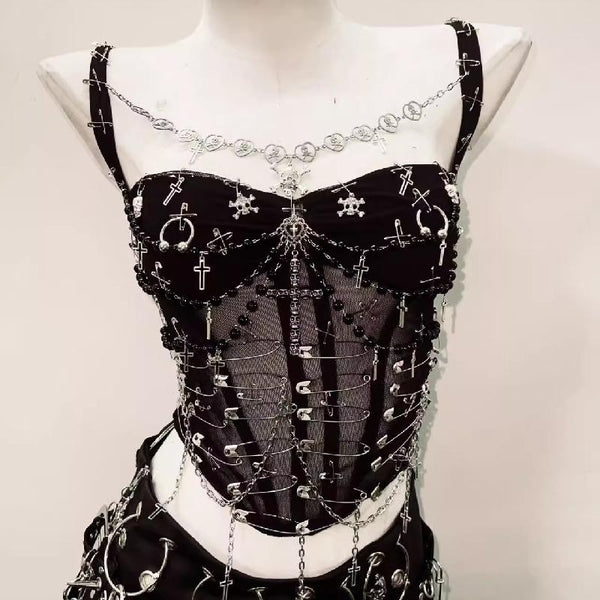 Top de tirantes con cuello en V, cuentas y apliques cruzados de cadena metálica 