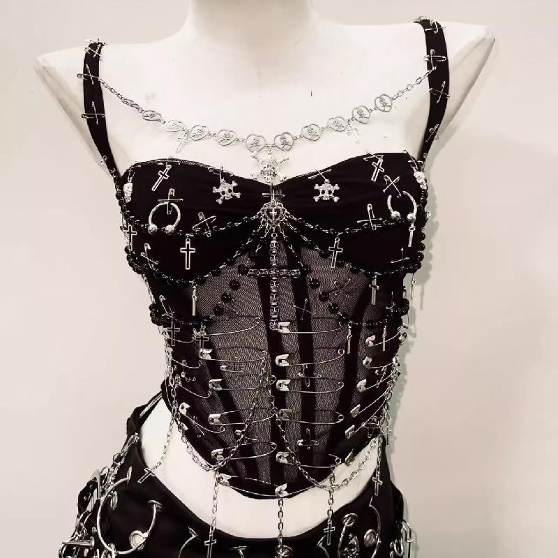 Top de tirantes con cuello en V, cuentas y apliques cruzados de cadena metálica 
