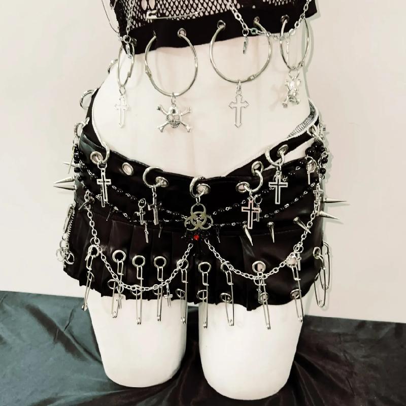 Ensemble mini-jupe zippée avec chaîne en métal et anneau en O et applique tête de mort 