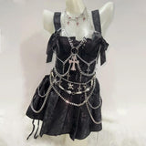 Top con anilla en forma de halter y aplique cruzado de cadena de metal 