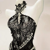 Conjunto de minifalda con cuello halter, aberturas y cuentas con cremallera 