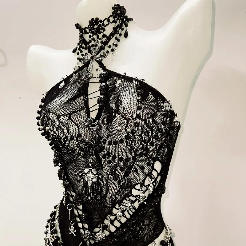 Conjunto de minifalda con cuello halter, aberturas y cuentas con cremallera 