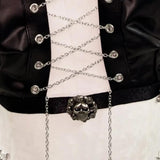 Conjunto de minifalda con apliques de calavera y cadena metálica con cordones 