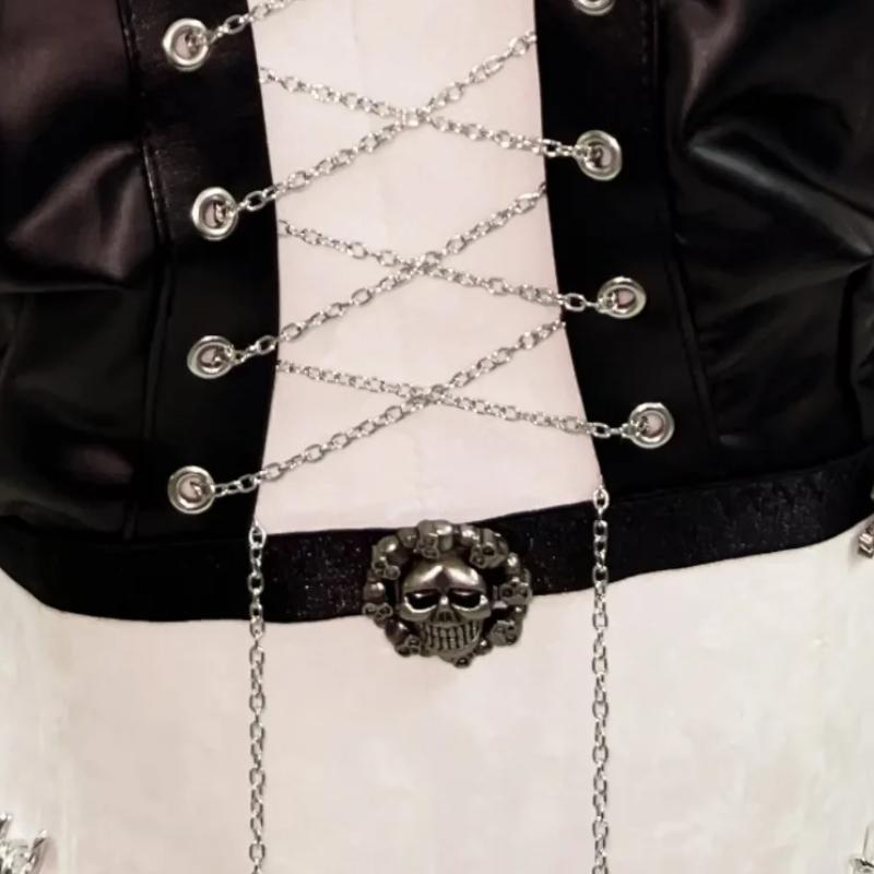 Conjunto de minifalda con apliques de calavera y cadena metálica con cordones 