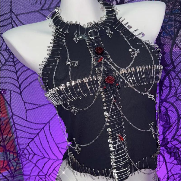 Top de cuello redondo calado con aplique de flor y broche de cadena de metal 