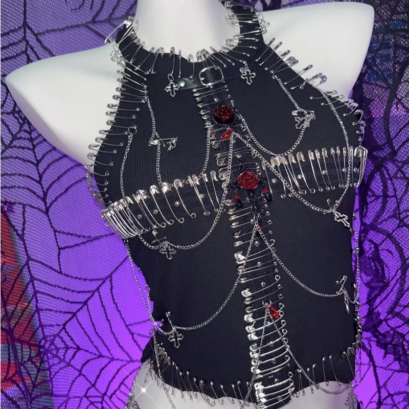 Top de cuello redondo calado con aplique de flor y broche de cadena de metal 