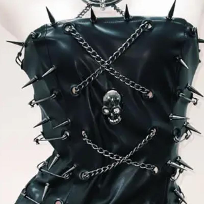 Minivestido con apliques de calavera esponjosos de cuero sintético y cadena de metal 