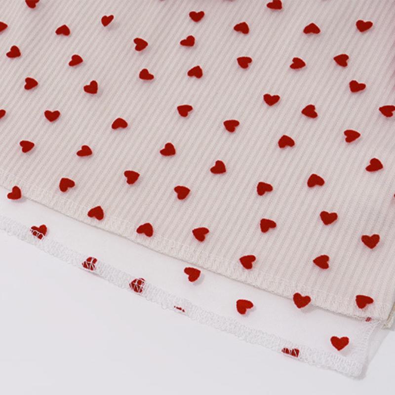 Top de tubo de malla con estampado de corazones y apliques de lazo 