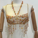 Top de tirantes con cuello halter, cuentas y cadena de metal hueca 