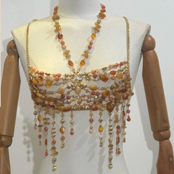 Top de tirantes con cuello halter, cuentas y cadena de metal hueca 