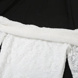 Vestido mini de encaje de plumas con mangas acampanadas y hombros descubiertos 