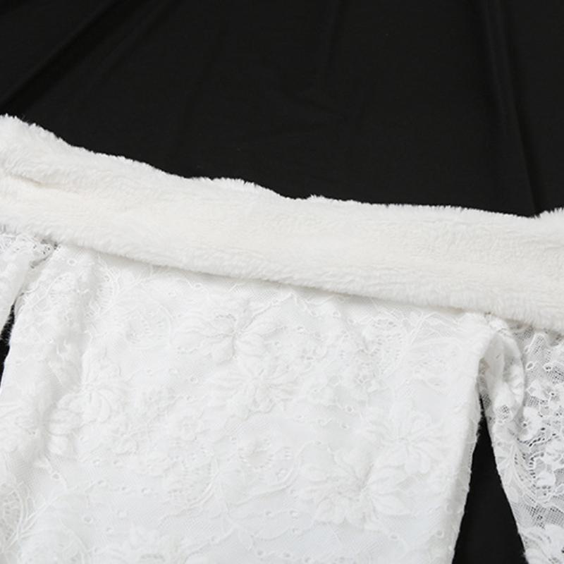 Vestido mini de encaje de plumas con mangas acampanadas y hombros descubiertos 