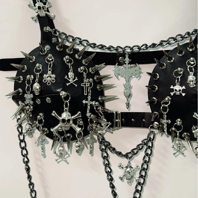 Top de tirantes con hebilla y aplique de calavera con remaches de cadena de metal 