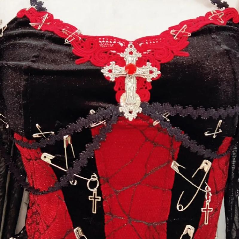 Conjunto de minifalda con cuello halter en U y dobladillo de encaje con apliques cruzados 